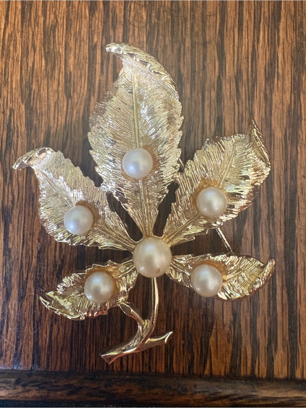 ✨ Vintage 1960s Gold Tone Maple Leaf Brooch with Faux Pearl Accents ✨